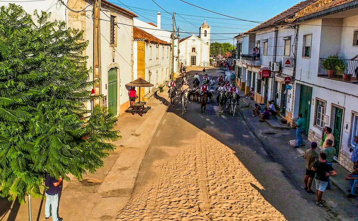 Rua junto à Igreja durante uma iniciativa local
