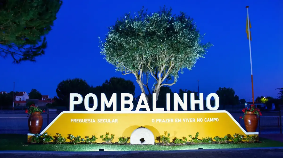 Identificação de Pombalinho junto à estrada