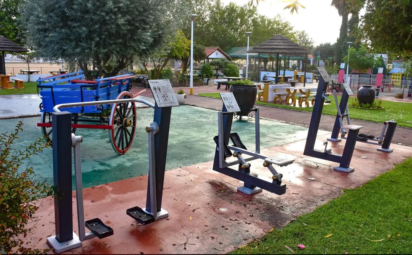 Equipamentos de exercício no jardim de Pombalinho