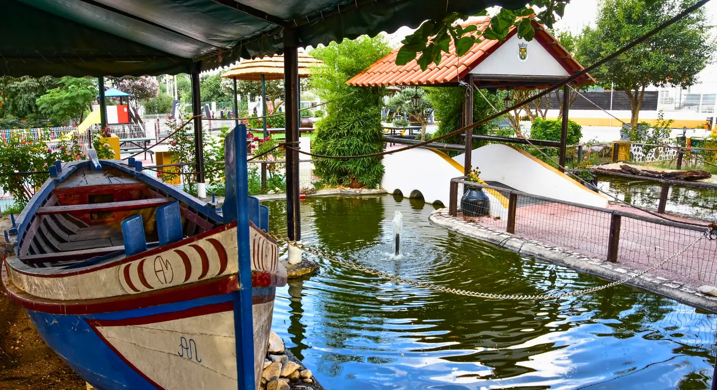 Barco tradicional junto ao lago do jardim