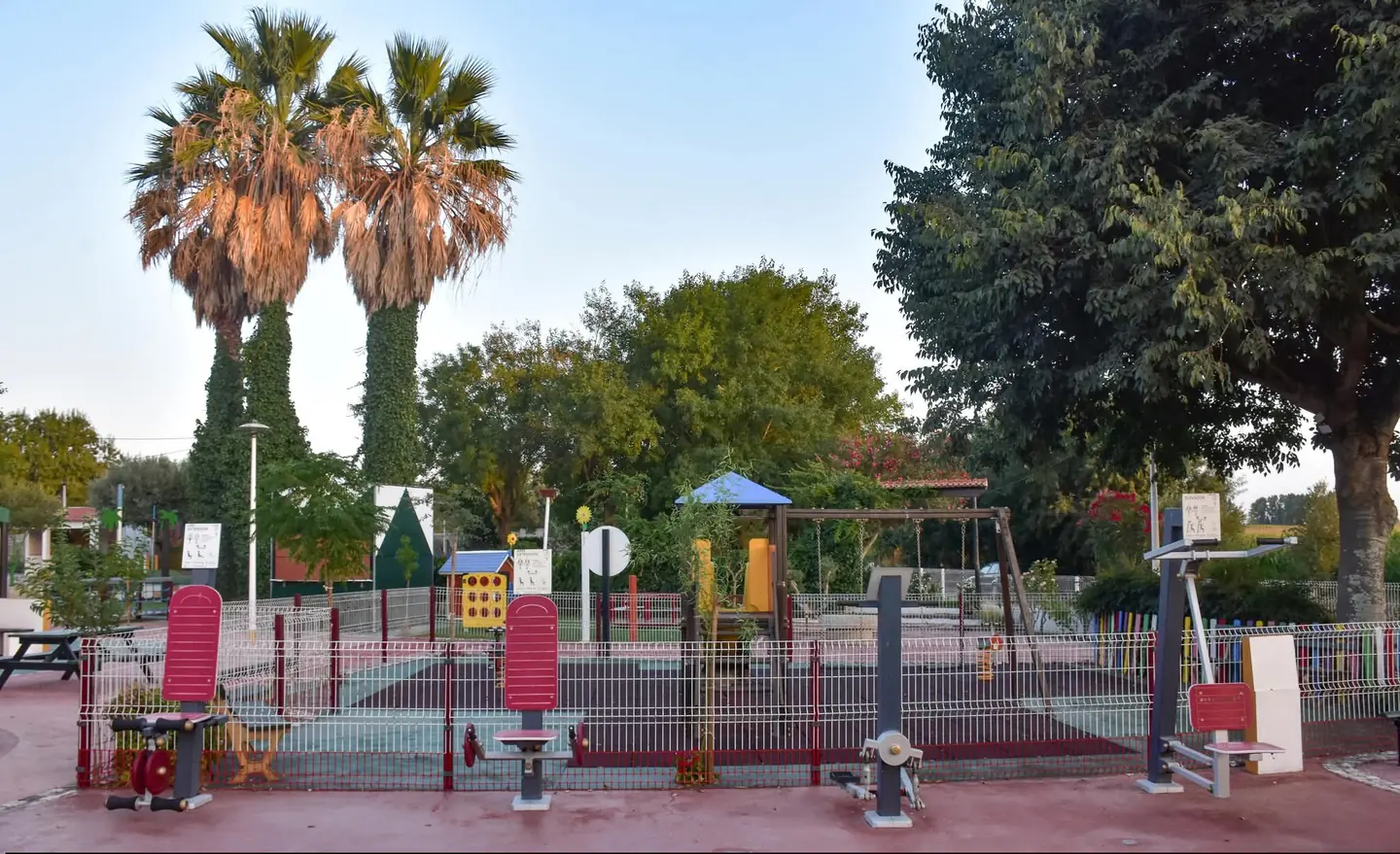 Jardim infantil e equipamentos de exercício de Pombalinho