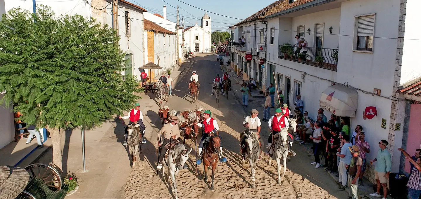 Tradição equestre numa rua junto à Igreja