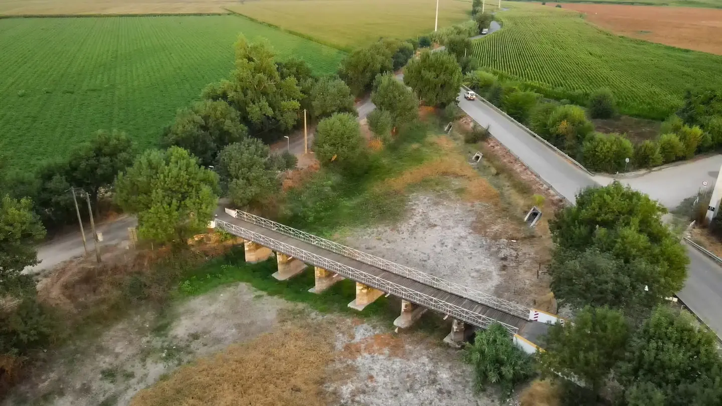 Vista aérea da Ponte Velha e dos campos envolventes