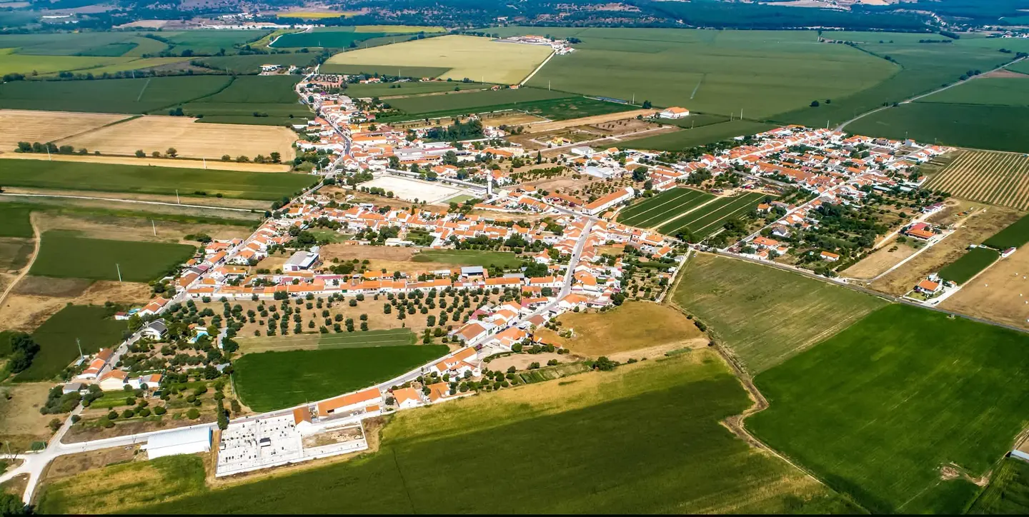 Vista aérea ampla de Pombalinho e dos campos envolventes