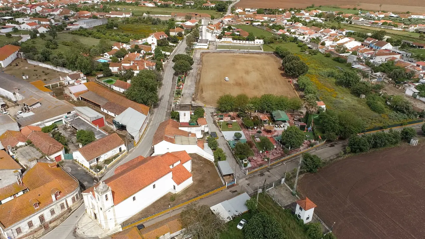 Vista aérea de Pombalinho com o jardim, a praça e a Igreja